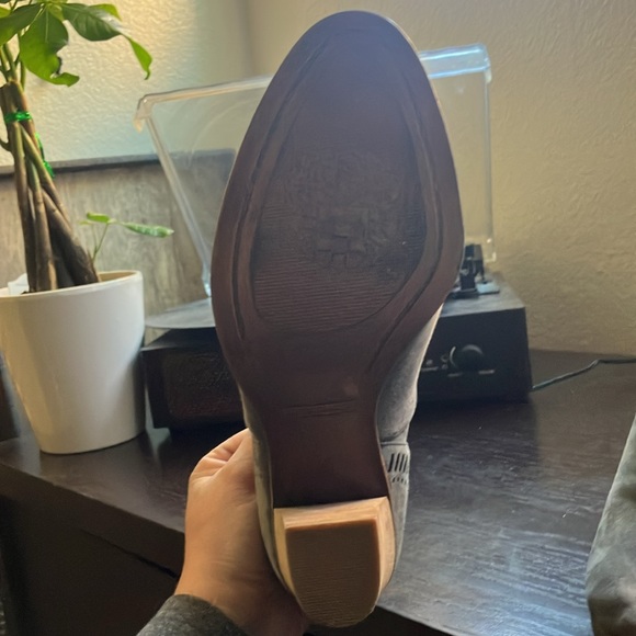 Vince Camuto Grey Suede Laser Cut Heel ankle booties women size 7.5 - Picture 4 of 8